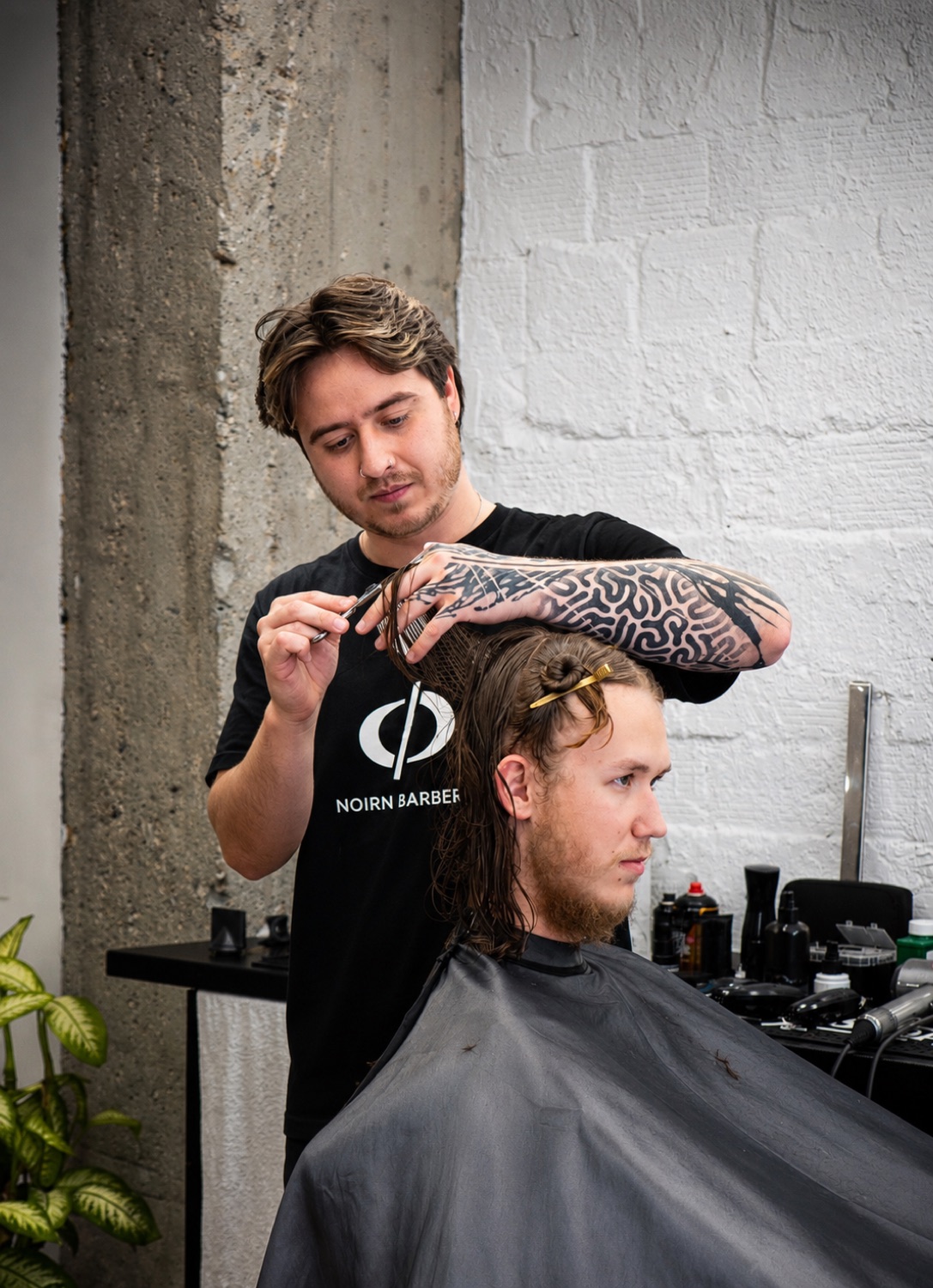 Barber strihá klienta nožnicami