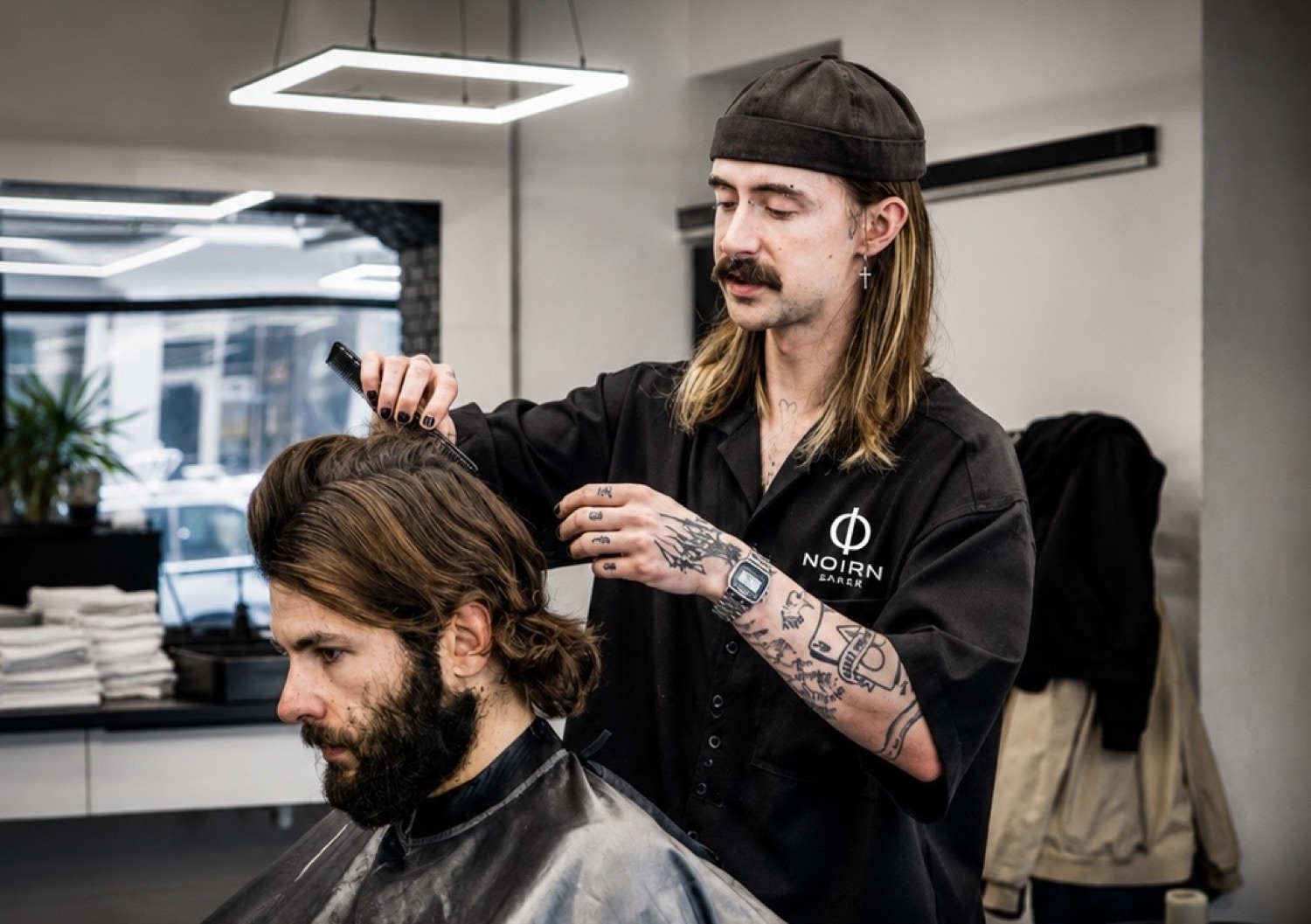 Barber pri precíznej úprave strihu
